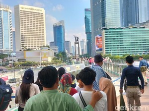 Halte Bundaran HI Mendadak Jadi Opsi Wisata, Warga Antre buat Foto-foto