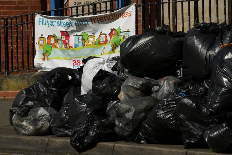 Seorang anak sekolah menutup hidungnya karena mencium bau tumpukan sampah yang menghalangi trotoar, saat aksi mogok pekerja tempat sampah Birmingham yang diwakili oleh serikat pekerja Unite memasuki minggu keempat, di Sparkhill, Birmingham, Inggris, 2 April 2025. Seorang anak sekolah menutup hidungnya karena mencium bau tumpukan sampah yang menghalangi trotoar, saat aksi mogok pekerja tempat sampah Birmingham yang diwakili oleh serikat pekerja Unite memasuki minggu keempat, di Sparkhill, Birmingham, Inggris, 2 April 2025. (REUTERS/Jaimi Joy)