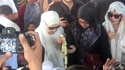 Dewi Yull Menangis di Samping Makam Ray Sahetapy