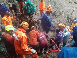 Video: 10 Orang Tewas dalam Tragedi Tanah Longsor di Mojokerto