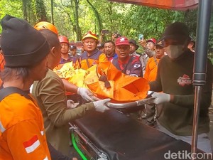 Ini Identitas Pasutri 1 Anak Penumpang Pikap Diempas Longsor Pacet-Cangar
