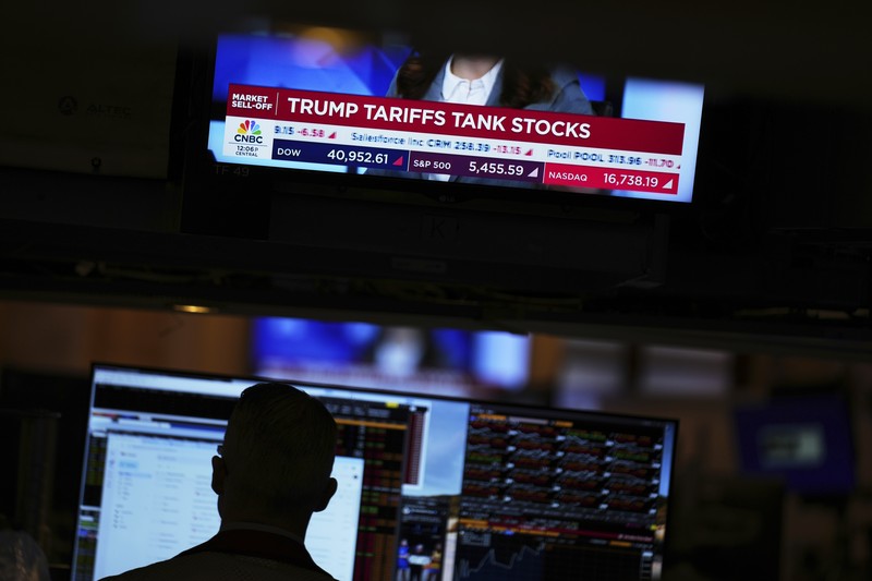 Japan Financial Markets papan saham elektronik yang menunjukkan kerugian awal indeks Nikkei 225 Jepang di sebuah perusahaan sekuritas, Kamis, 3/4/2025 di Tokyo..(AP Photo/Shuji Kajiyama)