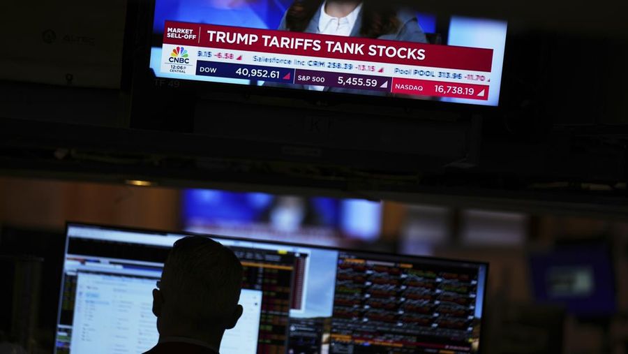 papan saham elektronik yang menunjukkan kerugian awal indeks Nikkei 225 Jepang di sebuah perusahaan sekuritas, Kamis, 3/4/2025 di Tokyo..(AP Photo/Shuji Kajiyama)