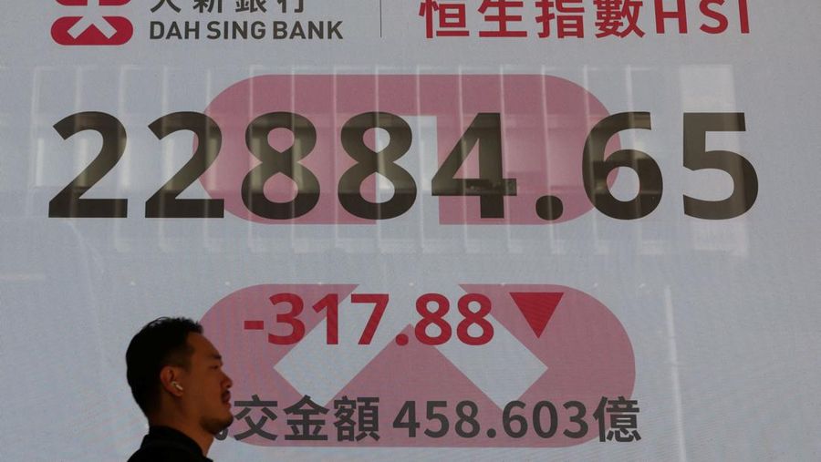 papan saham elektronik yang menunjukkan kerugian awal indeks Nikkei 225 Jepang di sebuah perusahaan sekuritas, Kamis, 3/4/2025 di Tokyo..(AP Photo/Shuji Kajiyama)