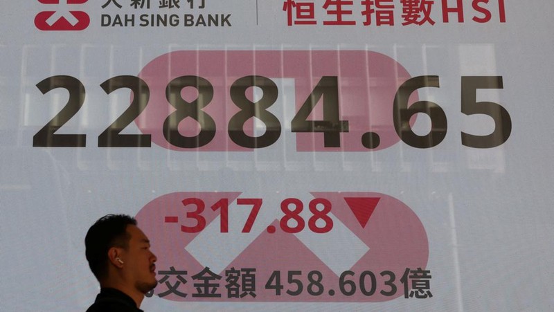 papan saham elektronik yang menunjukkan kerugian awal indeks Nikkei 225 Jepang di sebuah perusahaan sekuritas, Kamis, 3/4/2025 di Tokyo..(AP Photo/Shuji Kajiyama)