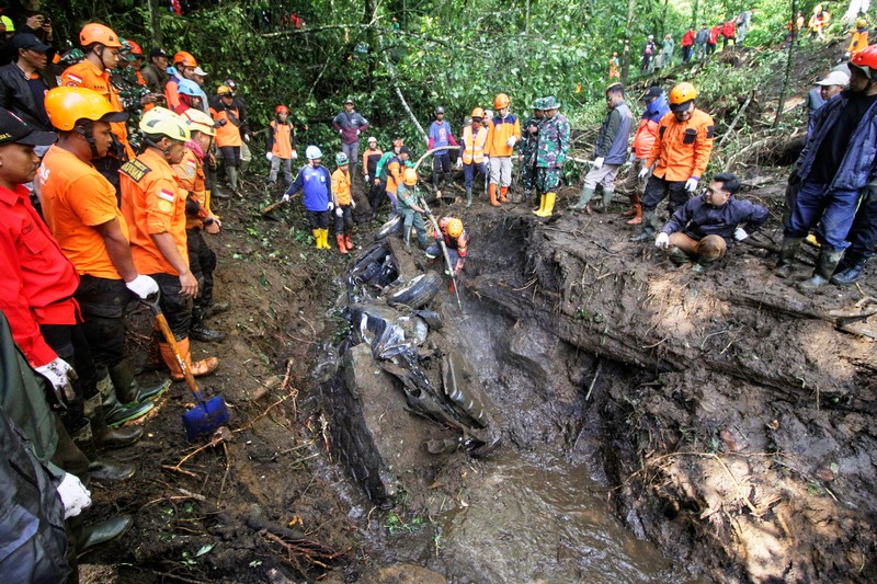 Indonesia Landslide Rescuers search for victims after a rain-triggered landslide hit passing cars on a road in Mojokerto, East Java, Indonesia, Friday, April 4, 2025. (AP Photo)