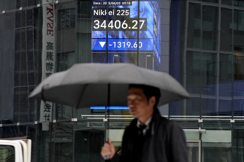 Japan Financial Markets papan saham elektronik yang menunjukkan kerugian awal indeks Nikkei 225 Jepang di sebuah perusahaan sekuritas, Kamis, 3/4/2025 di Tokyo..(AP Photo/Shuji Kajiyama)