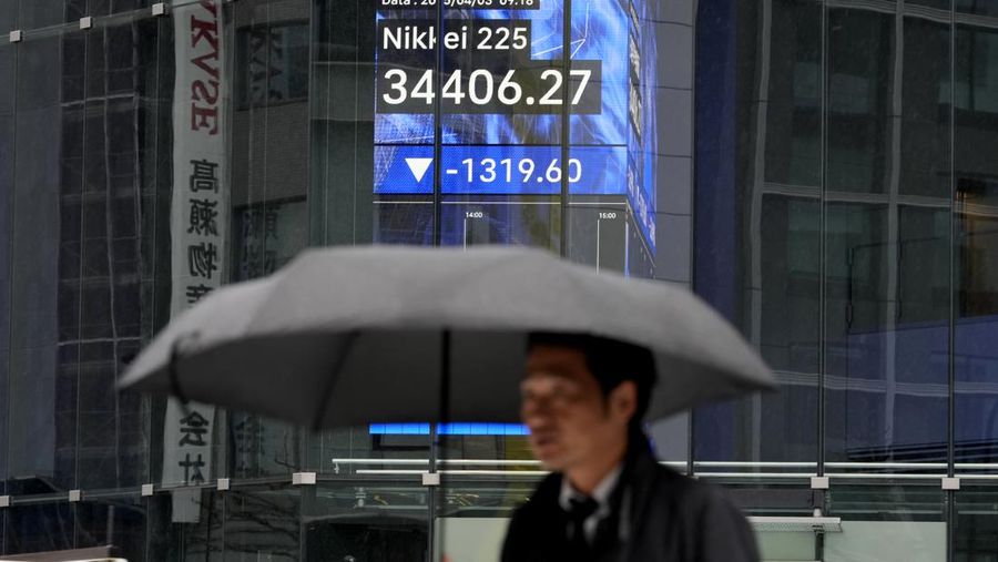 papan saham elektronik yang menunjukkan kerugian awal indeks Nikkei 225 Jepang di sebuah perusahaan sekuritas, Kamis, 3/4/2025 di Tokyo..(AP Photo/Shuji Kajiyama)