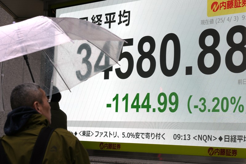 Japan Financial Markets papan saham elektronik yang menunjukkan kerugian awal indeks Nikkei 225 Jepang di sebuah perusahaan sekuritas, Kamis, 3/4/2025 di Tokyo..(AP Photo/Shuji Kajiyama)