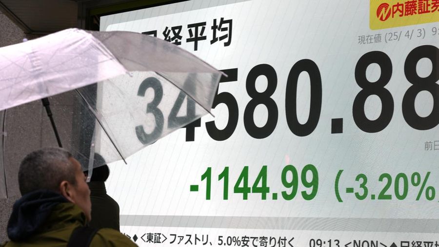 papan saham elektronik yang menunjukkan kerugian awal indeks Nikkei 225 Jepang di sebuah perusahaan sekuritas, Kamis, 3/4/2025 di Tokyo..(AP Photo/Shuji Kajiyama)