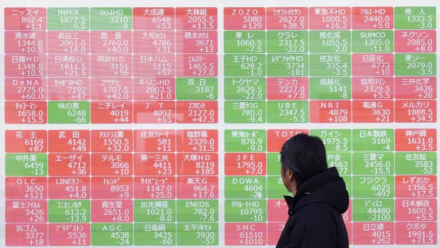 papan saham elektronik yang menunjukkan kerugian awal indeks Nikkei 225 Jepang di sebuah perusahaan sekuritas, Kamis, 3/4/2025 di Tokyo..(AP Photo/Shuji Kajiyama)