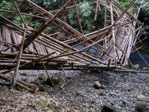 Jembatan Darurat Ambruk, Puluhan Warga di Jembrana Terisolasi
