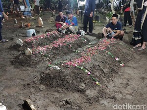 5 Jenazah Korban Longsor Pacet-Cangar Dimakamkan di 3 Liang Lahad