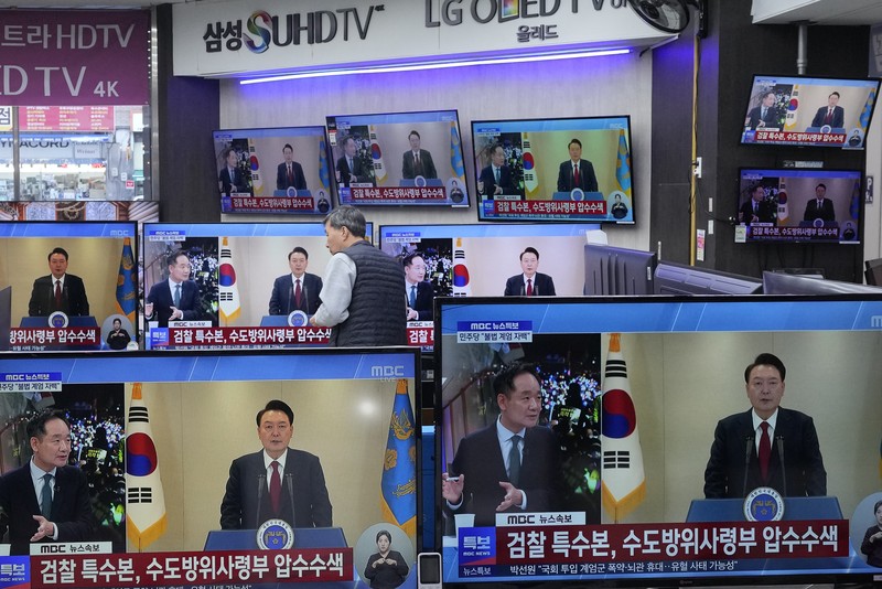 Orang-orang menonton laporan berita langsung sambil menunggu putusan Mahkamah Konstitusi atas pemakzulan Presiden Yoon Suk Yeol, di dekat Mahkamah Konstitusi di Seoul, Korea Selatan, 4 April 2025. (REUTERS/Kim Hong-Ji) Orang-orang menonton laporan berita langsung sambil menunggu putusan Mahkamah Konstitusi atas pemakzulan Presiden Yoon Suk Yeol, di dekat Mahkamah Konstitusi di Seoul, Korea Selatan, 4 April 2025. (REUTERS/Kim Hong-Ji)