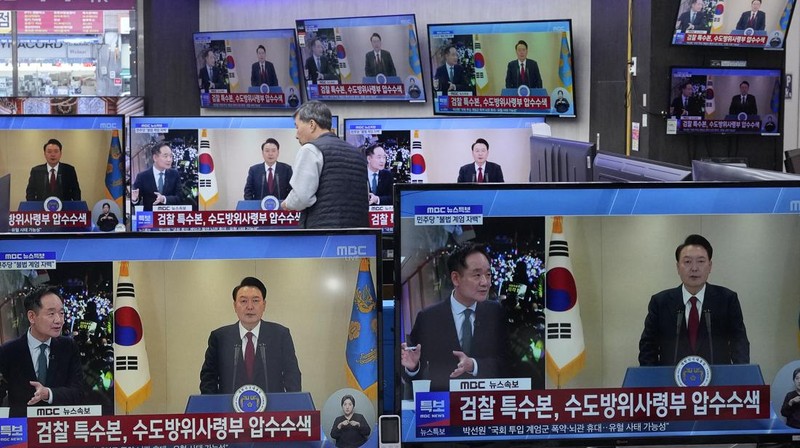 Orang-orang menonton laporan berita langsung sambil menunggu putusan Mahkamah Konstitusi atas pemakzulan Presiden Yoon Suk Yeol, di dekat Mahkamah Konstitusi di Seoul, Korea Selatan, 4 April 2025. (REUTERS/Kim Hong-Ji)
