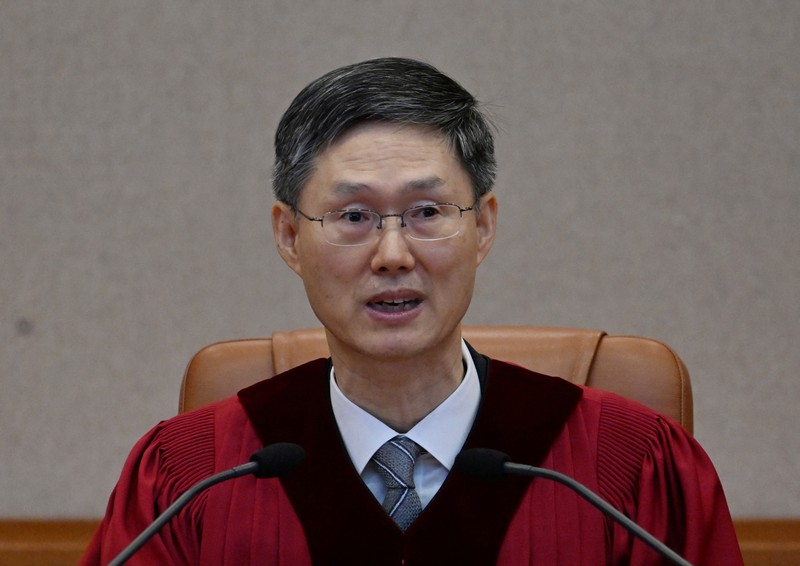Orang-orang menonton laporan berita langsung sambil menunggu putusan Mahkamah Konstitusi atas pemakzulan Presiden Yoon Suk Yeol, di dekat Mahkamah Konstitusi di Seoul, Korea Selatan, 4 April 2025. (REUTERS/Kim Hong-Ji) Orang-orang menonton laporan berita langsung sambil menunggu putusan Mahkamah Konstitusi atas pemakzulan Presiden Yoon Suk Yeol, di dekat Mahkamah Konstitusi di Seoul, Korea Selatan, 4 April 2025. (REUTERS/Kim Hong-Ji)