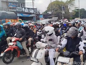 Arus Balik, Pemudik Motor Mulai Padati Jalan Soekarno-Hatta Bandung