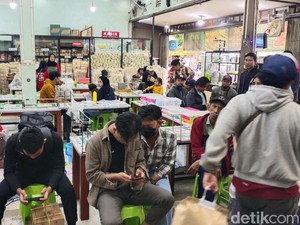 Toko Pempek di Palembang Ramai Dikunjungi Pemudik Berburu Oleh-oleh Lebaran