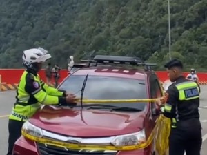 Parkir Sembarangan di Flyover Kelok 9, Kendaraan Warga Dipasangi Garis Polisi