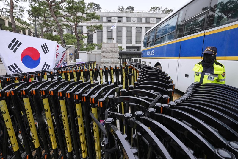 Petugas polisi berjaga saat para pengunjuk rasa bersiap berbaris menuju Mahkamah Konstitusi selama unjuk rasa menuntut agar Presiden Korea Selatan yang dimakzulkan Yoon Suk Yeol mengundurkan diri di dekat Gwanghwamun, gerbang utama Istana Gyeongbok abad ke-14, di Seoul, Korea Selatan, Kamis, (4/4/2025). (AP Photo/Ahn Young-joon) Petugas polisi berjaga saat para pengunjuk rasa bersiap berbaris menuju Mahkamah Konstitusi selama unjuk rasa menuntut agar Presiden Korea Selatan yang dimakzulkan Yoon Suk Yeol mengundurkan diri di dekat Gwanghwamun, gerbang utama Istana Gyeongbok abad ke-14, di Seoul, Korea Selatan, Kamis, (4/4/2025). (AP Photo/Ahn Young-joon)