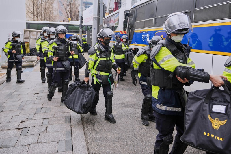 Petugas polisi berjaga saat para pengunjuk rasa bersiap berbaris menuju Mahkamah Konstitusi selama unjuk rasa menuntut agar Presiden Korea Selatan yang dimakzulkan Yoon Suk Yeol mengundurkan diri di dekat Gwanghwamun, gerbang utama Istana Gyeongbok abad ke-14, di Seoul, Korea Selatan, Kamis, (4/4/2025). (AP Photo/Ahn Young-joon) Petugas polisi berjaga saat para pengunjuk rasa bersiap berbaris menuju Mahkamah Konstitusi selama unjuk rasa menuntut agar Presiden Korea Selatan yang dimakzulkan Yoon Suk Yeol mengundurkan diri di dekat Gwanghwamun, gerbang utama Istana Gyeongbok abad ke-14, di Seoul, Korea Selatan, Kamis, (4/4/2025). (AP Photo/Ahn Young-joon)