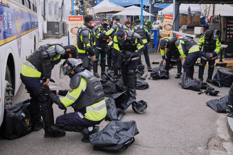 Petugas polisi berjaga saat para pengunjuk rasa bersiap berbaris menuju Mahkamah Konstitusi selama unjuk rasa menuntut agar Presiden Korea Selatan yang dimakzulkan Yoon Suk Yeol mengundurkan diri di dekat Gwanghwamun, gerbang utama Istana Gyeongbok abad ke-14, di Seoul, Korea Selatan, Kamis, (4/4/2025). (AP Photo/Ahn Young-joon) Petugas polisi berjaga saat para pengunjuk rasa bersiap berbaris menuju Mahkamah Konstitusi selama unjuk rasa menuntut agar Presiden Korea Selatan yang dimakzulkan Yoon Suk Yeol mengundurkan diri di dekat Gwanghwamun, gerbang utama Istana Gyeongbok abad ke-14, di Seoul, Korea Selatan, Kamis, (4/4/2025). (AP Photo/Ahn Young-joon)