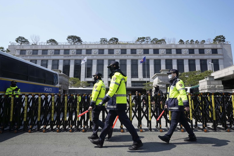 Petugas polisi berjaga saat para pengunjuk rasa bersiap berbaris menuju Mahkamah Konstitusi selama unjuk rasa menuntut agar Presiden Korea Selatan yang dimakzulkan Yoon Suk Yeol mengundurkan diri di dekat Gwanghwamun, gerbang utama Istana Gyeongbok abad ke-14, di Seoul, Korea Selatan, Kamis, (4/4/2025). (AP Photo/Ahn Young-joon) Petugas polisi berjaga saat para pengunjuk rasa bersiap berbaris menuju Mahkamah Konstitusi selama unjuk rasa menuntut agar Presiden Korea Selatan yang dimakzulkan Yoon Suk Yeol mengundurkan diri di dekat Gwanghwamun, gerbang utama Istana Gyeongbok abad ke-14, di Seoul, Korea Selatan, Kamis, (4/4/2025). (AP Photo/Ahn Young-joon)