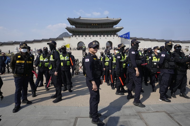 Petugas polisi berjaga saat para pengunjuk rasa bersiap berbaris menuju Mahkamah Konstitusi selama unjuk rasa menuntut agar Presiden Korea Selatan yang dimakzulkan Yoon Suk Yeol mengundurkan diri di dekat Gwanghwamun, gerbang utama Istana Gyeongbok abad ke-14, di Seoul, Korea Selatan, Kamis, (4/4/2025). (AP Photo/Ahn Young-joon) Petugas polisi berjaga saat para pengunjuk rasa bersiap berbaris menuju Mahkamah Konstitusi selama unjuk rasa menuntut agar Presiden Korea Selatan yang dimakzulkan Yoon Suk Yeol mengundurkan diri di dekat Gwanghwamun, gerbang utama Istana Gyeongbok abad ke-14, di Seoul, Korea Selatan, Kamis, (4/4/2025). (AP Photo/Ahn Young-joon)