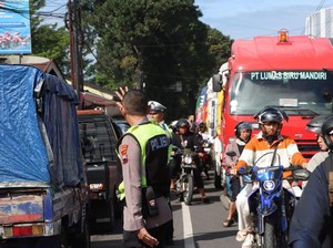 13 Jam Ditutup gegara Pohon Tumbang, Jalur Wisata Wonosobo-Dieng Kembali Dibuka