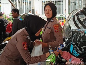 Polisi Bagikan 500 Es Krim ke Pemudik Motor di Pelabuhan Bakauheni