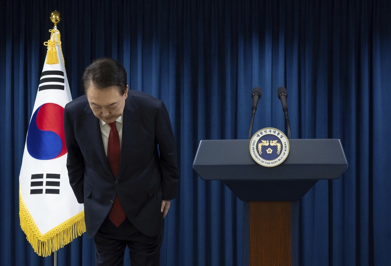 Orang-orang menonton laporan berita langsung sambil menunggu putusan Mahkamah Konstitusi atas pemakzulan Presiden Yoon Suk Yeol, di dekat Mahkamah Konstitusi di Seoul, Korea Selatan, 4 April 2025. (REUTERS/Kim Hong-Ji) Orang-orang menonton laporan berita langsung sambil menunggu putusan Mahkamah Konstitusi atas pemakzulan Presiden Yoon Suk Yeol, di dekat Mahkamah Konstitusi di Seoul, Korea Selatan, 4 April 2025. (REUTERS/Kim Hong-Ji)