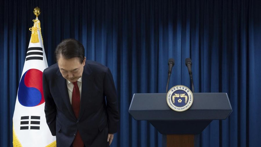 Presiden Korea Selatan Yoon Suk Yeol membungkuk di akhir pengumumannya di kantor kepresidenan di Seoul, Korea Selatan. (AP/)