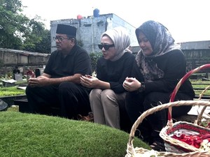 Video: Momen Rano Karno Ziarah ke Makam Orang Tua di TPU Tanah Kusir