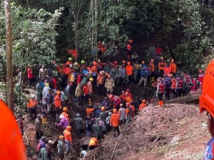 2 Mobil Korban Longsor Pacet-Cangar Terempas 200 Meter ke Dalam Jurang