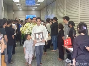 Keluarga Antarkan Jenazah Ray Sahetapy untuk Disalati di Masjid Istiqlal