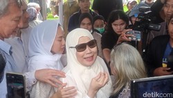 Tangis dan Pelukan Dewi Yull Kuatkan Anak-anak di Pemakaman Ray Sahetapy