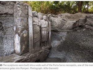 Ditemukan! 2 Patung Seukuran Manusia Terukir di Dinding Pompeii Kuno