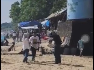 Polisi Bongkar Jembatan Bambu Lokasi Pungli di Pantai Carita, Pelaku Diburu