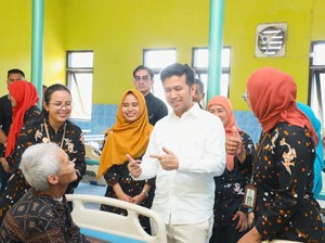 Wagub Emil Bercengkerama dengan Lansia di Panti Wreda di Momen Lebaran