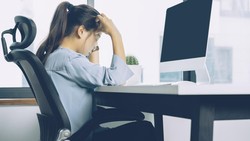 Terlalu Banyak Duduk Disebut Memperpendek Umur, Berdiri Ternyata Sama Saja