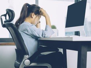 Terlalu Banyak Duduk Disebut Memperpendek Umur, Berdiri Ternyata Sama Saja