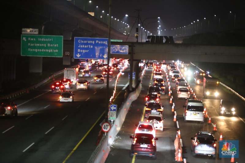Arus balik mudik Lebaran 2025 mulai terlihat di ruas Tol Jakarta-Cikampek pada Jumat (4/4/2025). (CNBC Indonesia/Tias Budiarto) Arus balik mudik Lebaran 2025 mulai terlihat di ruas Tol Jakarta-Cikampek pada Jumat (4/4/2025). (CNBC Indonesia/Tias Budiarto)