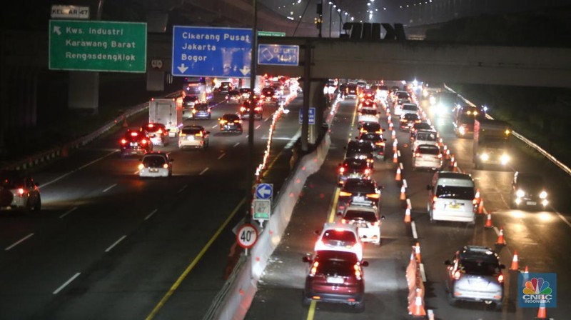Arus balik mudik Lebaran 2025 mulai terlihat di ruas Tol Jakarta-Cikampek pada Jumat (4/4/2025). (CNBC Indonesia/Tias Budiarto)