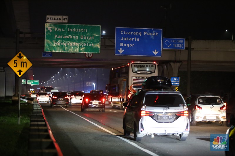 Arus balik mudik Lebaran 2025 mulai terlihat di ruas Tol Jakarta-Cikampek pada Jumat (4/4/2025). (CNBC Indonesia/Tias Budiarto)