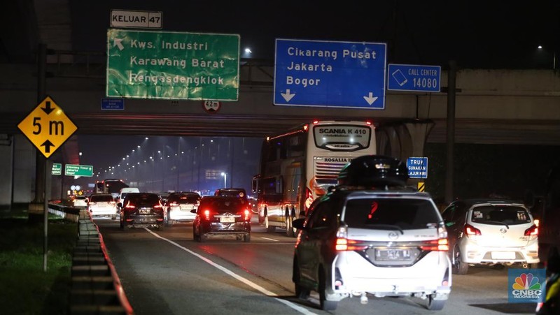 Arus balik mudik Lebaran 2025 mulai terlihat di ruas Tol Jakarta-Cikampek pada Jumat (4/4/2025). (CNBC Indonesia/Tias Budiarto)