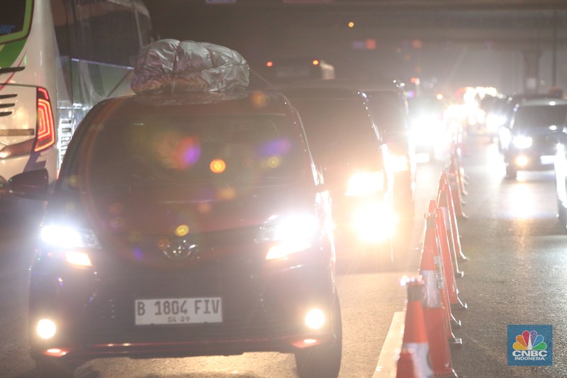 Arus balik mudik Lebaran 2025 mulai terlihat di ruas Tol Jakarta-Cikampek pada Jumat (4/4/2025). (CNBC Indonesia/Tias Budiarto) Arus balik mudik Lebaran 2025 mulai terlihat di ruas Tol Jakarta-Cikampek pada Jumat (4/4/2025). (CNBC Indonesia/Tias Budiarto)