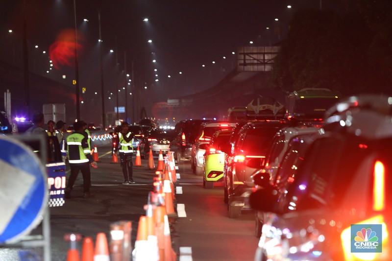 Arus balik mudik Lebaran 2025 mulai terlihat di ruas Tol Jakarta-Cikampek pada Jumat (4/4/2025). (CNBC Indonesia/Tias Budiarto)