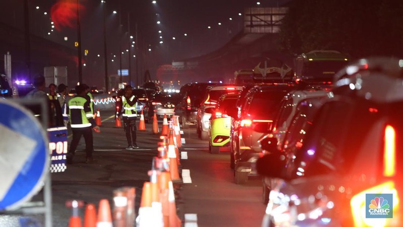 Arus balik mudik Lebaran 2025 mulai terlihat di ruas Tol Jakarta-Cikampek pada Jumat (4/4/2025). (CNBC Indonesia/Tias Budiarto)