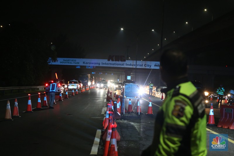Arus balik mudik Lebaran 2025 mulai terlihat di ruas Tol Jakarta-Cikampek pada Jumat (4/4/2025). (CNBC Indonesia/Tias Budiarto) Arus balik mudik Lebaran 2025 mulai terlihat di ruas Tol Jakarta-Cikampek pada Jumat (4/4/2025). (CNBC Indonesia/Tias Budiarto)