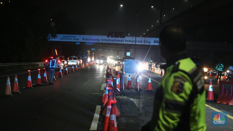 Arus balik mudik Lebaran 2025 mulai terlihat di ruas Tol Jakarta-Cikampek pada Jumat (4/4/2025). (CNBC Indonesia/Tias Budiarto)